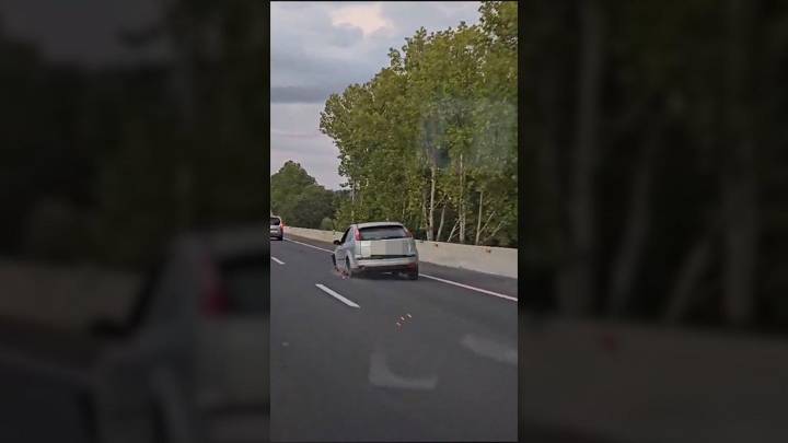 Una mujer ebria circula sin dos de las ruedas de su vehículo durante 14 kms tras sufrir un reventón