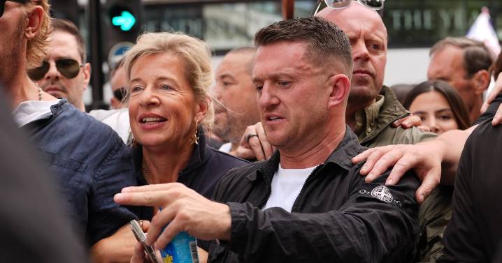 Met Police promise after huge crowds at Tommy Robinson London protest