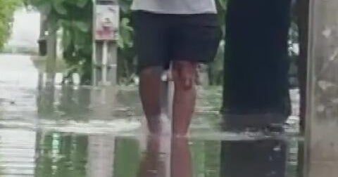 Heavy rain causing some streets to flood in Edgewater