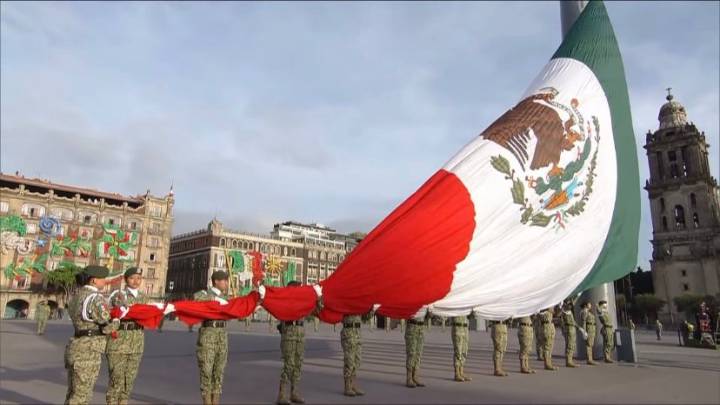 Bandera de México a media asta en memoria de las víctimas del sismo