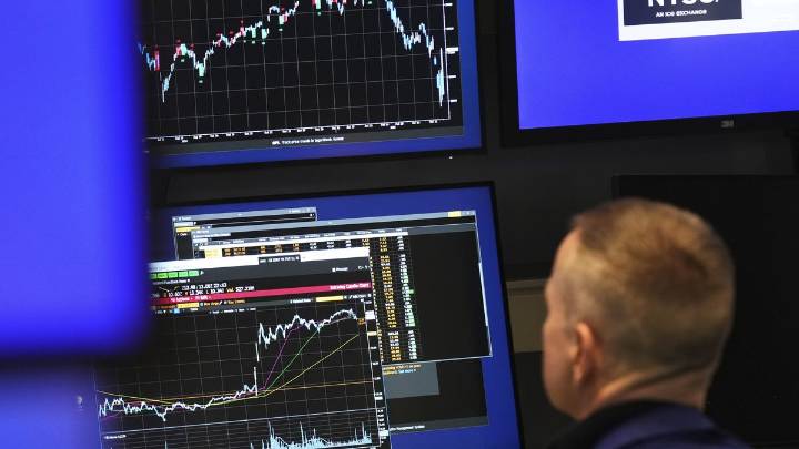 El dólar roza los $1.500, caen las acciones y el riego país llega a los 1.000 puntos La cotización del dólar avanza 80 pesos o 5,8% esta mañana, a $1.480 para la venta en el Banco Nación. Las acciones