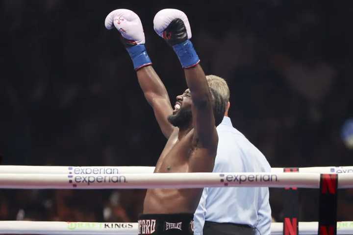 Crawford le arrebató a ‘Canelo’ Álvarez sus títulos mundiales de boxeo