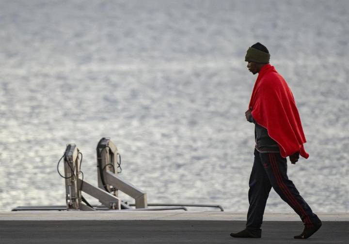 Desembarcan 21 migrantes de una patera en el muelle de Arguineguín