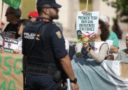Las protestas propalestinas no cesan en la salida de La Vuelta en Vegadeo