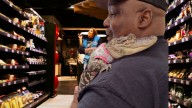 Niegan la entrada a un centro comercial a hombre que llevaba a su cocodrilo “de apoyo emocional”