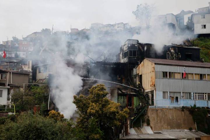 Incendio destruyó tres viviendas en cerro El Litre de Valparaíso: hubo un derrumbamiento