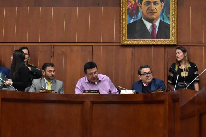 Le cae la noche al Senado para debatir la reforma a la salud y el Gobierno advierte dilaciones