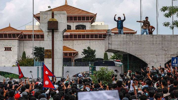 Renunció primer ministro de Nepal en medio de disturbios