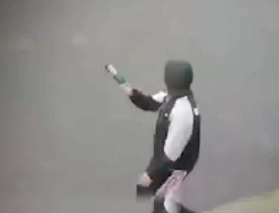 Tiró una botella a un colectivo, hirió a una adolescente y causo daños materiales