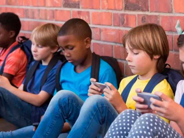 ¿Cuánto tiempo es saludable que los niños pasen frente a pantallas?