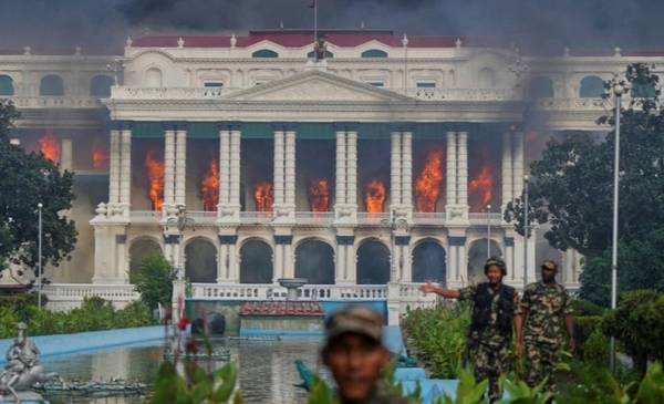Crisis en Nepal: renunció el primer ministro tras 19 muertos y quema del Parlamento