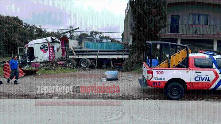TRÁILER SIN FRENOS CHOCÓ CONTRA VARIOS VEHÍCULOS EN LA CARRETERA MORELIA-TOLUCA; UN MUERTO Y NUEVE PERSONAS LESIONADAS