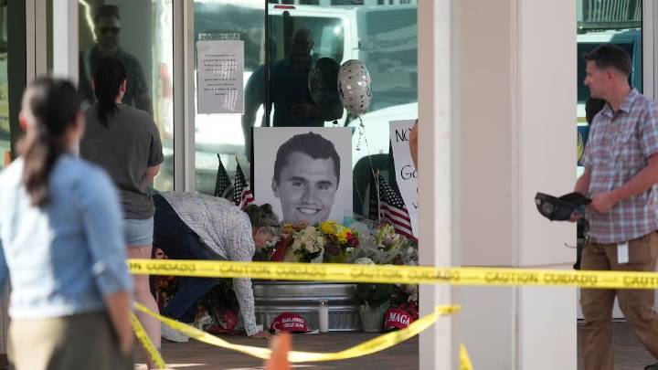 El FBI publica 2 fotos del sospechoso de asesinar de Charlie Kirk