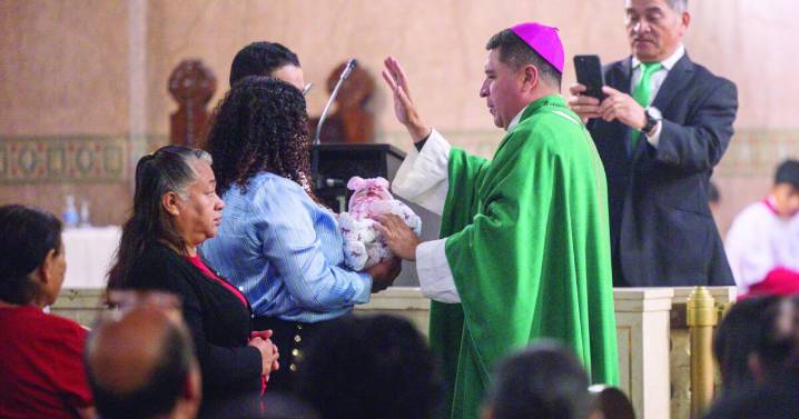 A ser peregrinos de esperanza, pide obispo Menjívar a familias migrantes