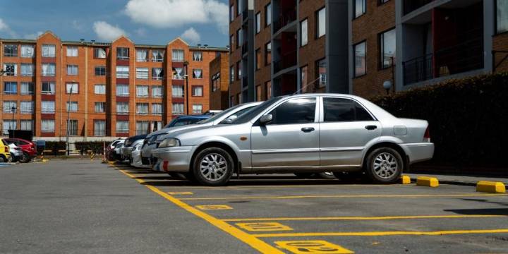 Uso de estos parqueaderos subirá de precio con la reforma tributaria del Gobierno Petro: pocos se salvarían