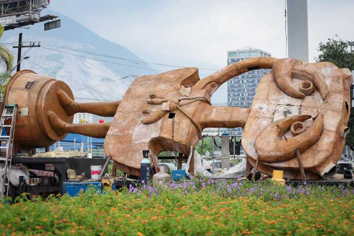 Llega a San Pedro la escultura monumental “Niña Cangrejo”