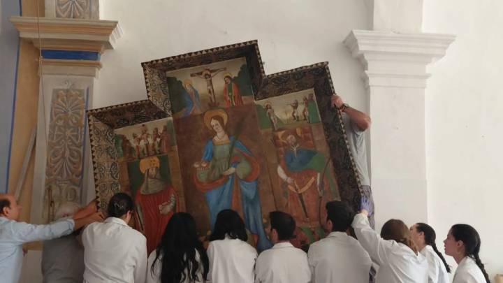 Así ha sido el montaje de este retablo gótico único en Teruel en su lugar de origen