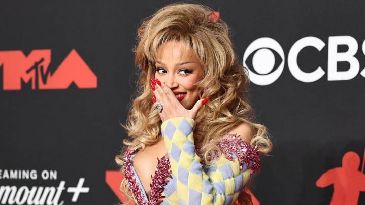 Doja Cat's 2025 VMAs Edible Lipstick Mystery Explained