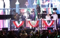 Encabeza Burgueño ceremonia del "Grito" ante miles de tijuanenses