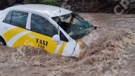 Imprudencia en Laguna del Valle: vehículos arrastrados por la corriente tras tormenta en Puerto Vallarta