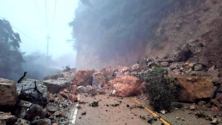 Derrumbe de piedras deja incomunicado a Eloxochitlán