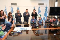Gaido reconoció al equipo campeón de natación adaptada y anunció dos mini buses para su traslado