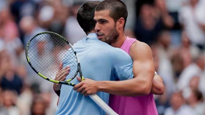 Alcaraz le ganó con autoridad a Djokovic y pasó a la final del US Open