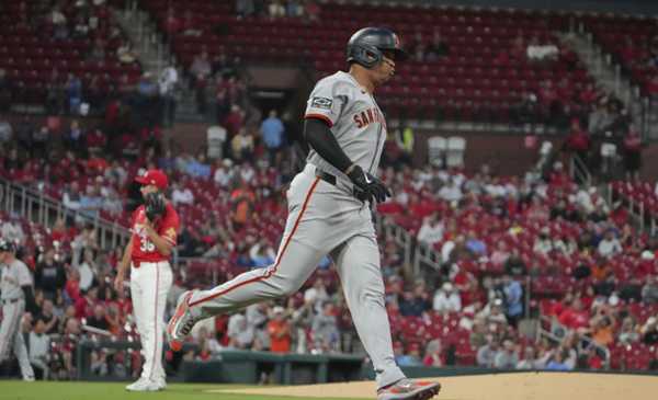 Streaking Giants use 18 hits to deck Cards 8