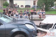 Bomberos voluntarios y estudiantes universitarios realizaron un simulacro de accidente vehicular en la ciudad