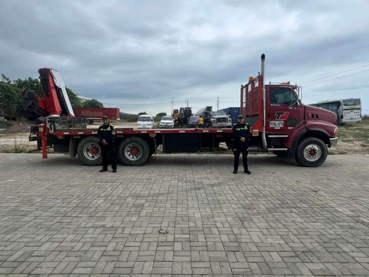 Policía aprehendió camión grúa de $310 millones en operativo aduanero en Magdalena