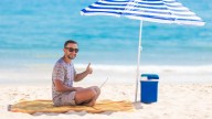 Multan a dos personas por poner sombrillas en la playa y nadie da crédito: "Los dueños de la playa"