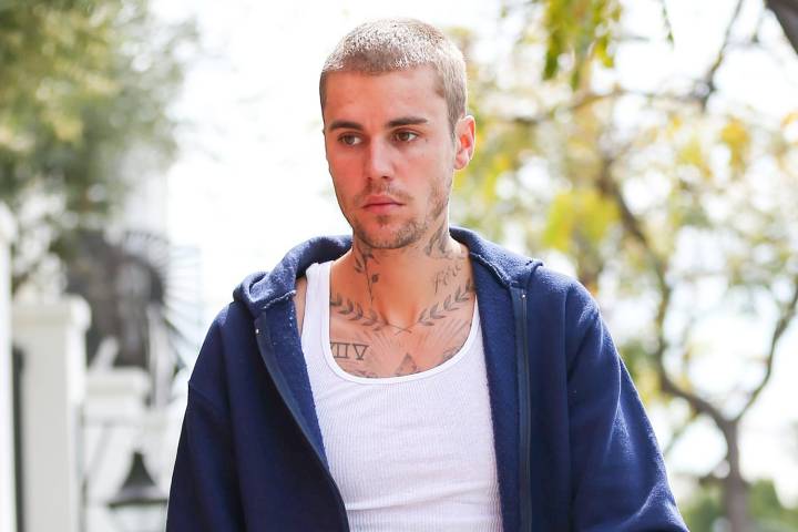 Justin Bieber genera preocupación al pasear semidesnudo 
