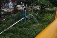 Denuncian fuga de agua en el puente de Manzanares mientras la comunidad sigue sin servicio