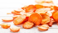 Chips de zanahoria, un picoteo saludable y delicioso que podrás tener listo en menos de 15 minutos