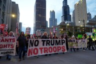 Manifestantes en Chicago se enfrentan con agentes de ICE con fuegos artificiales y gases lacrimógenos