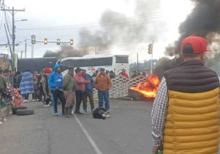 Transportadores de carga en Ecuador rechazan alza del combustible y advierten posible cierre de Rumichaca