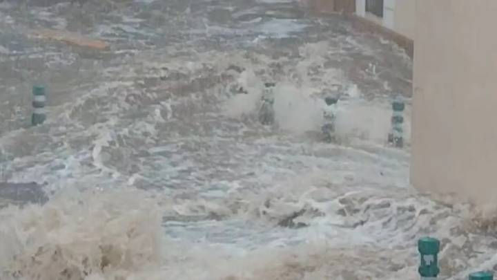 Calles convertidas en ríos, inundaciones y coches arrastrados: las imágenes del temporal que azota el este de la Península