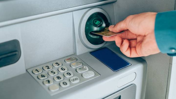 Nunca inserte su tarjeta bancaria para retirar dinero si ve esto en el cajero automático
