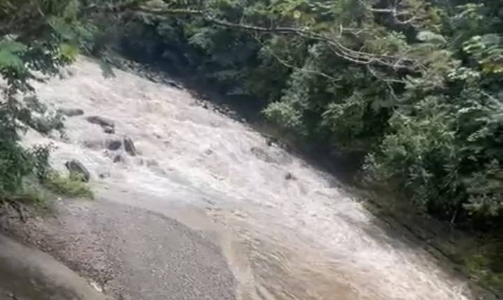Rescatan a tres personas y a su perro en río de Adjuntas
