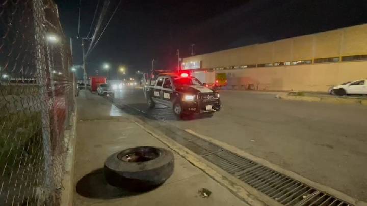 Mujer que esperaba transporte público en la parada es golpeada con llanta que se cayó de la ruta 17 en Saltillo