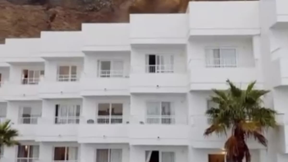 3 heridos tras un desprendimiento de rocas sobre un hotel en Ibiza
