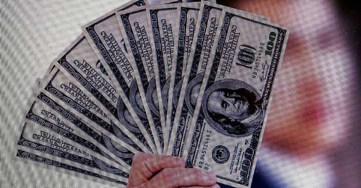 Dólar ha bajado más de 106 pesos en el último mes en Colombia