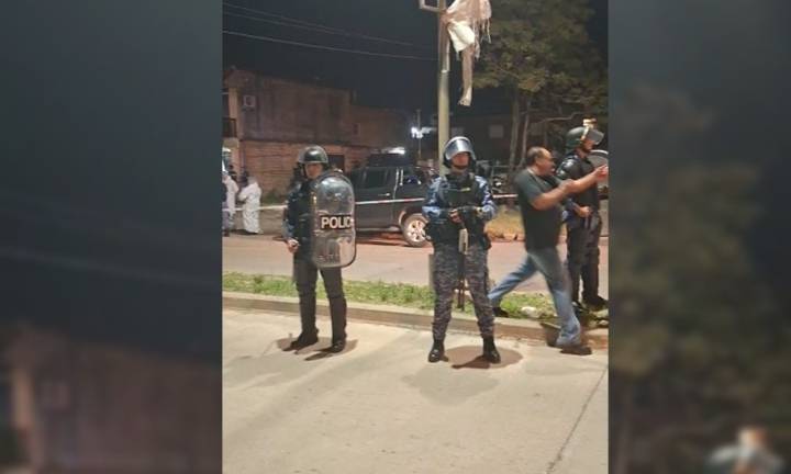 Policías se enfrentaron a los tiros con contrabandistas en un allanamiento en el barrio Liborsi: un muerto y varios heridos