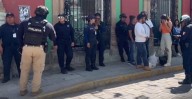 Motociclista arrolla a dos mujeres policías en el centro de Oaxaca y huye dejando a su acompañante
