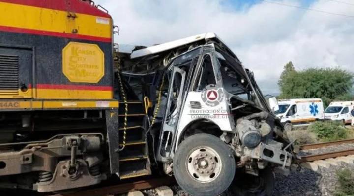Choque de tren y autobús en Comonfort deja cinco muertos