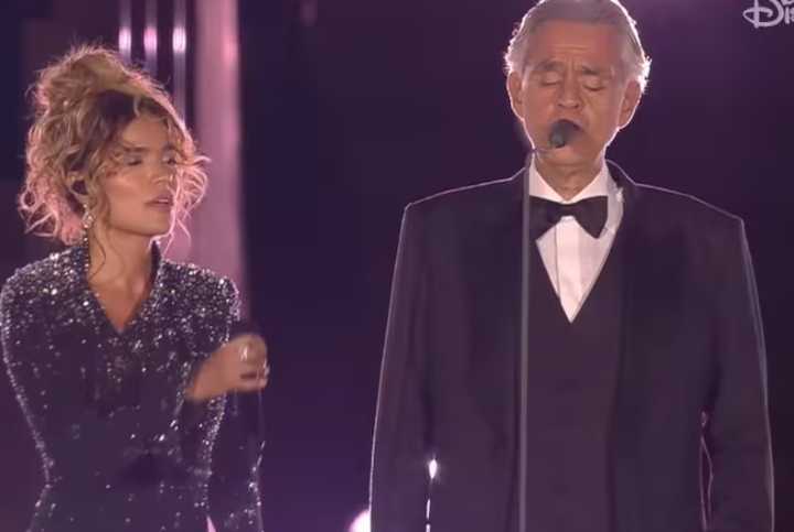Karol G hace historia al convertirse en la primera colombiana que canta ante el Papa en el Vaticano