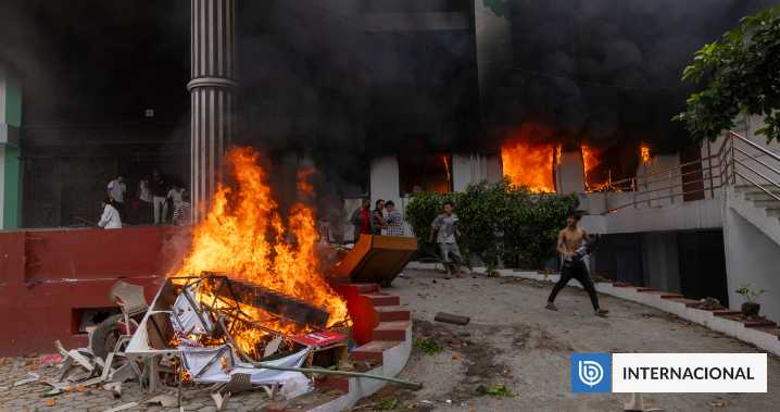 Renuncia primer ministro de Nepal tras protestas y muertes: manifestantes incendiaron su casa