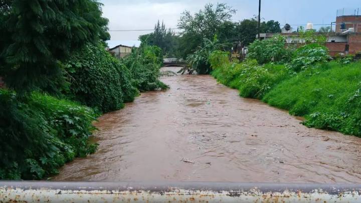 Se desborda río en Jacona tras fuerte tormenta