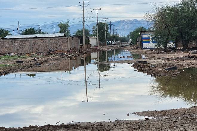 Encharcamientos por lluvia dejan intransitables calles de Mexicali  