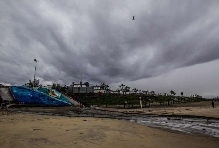 El huracán Lorena ya es tormenta tropical pero siguen lluvias fuertes en Pacífico mexicano